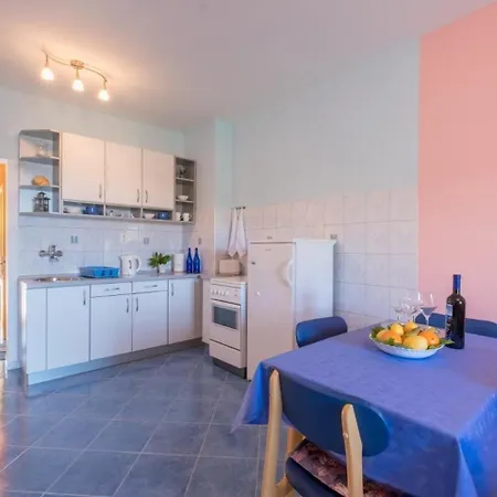 Saulan - One Bedroom With Balcony And Sea View モルナット