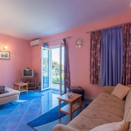 Saulan - One Bedroom With Balcony And Sea View アパート