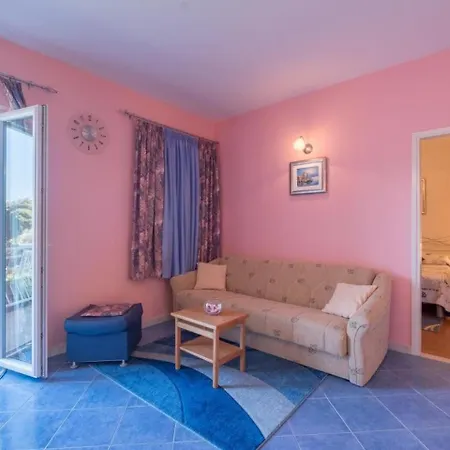 Saulan - One Bedroom With Balcony And Sea View モルナット