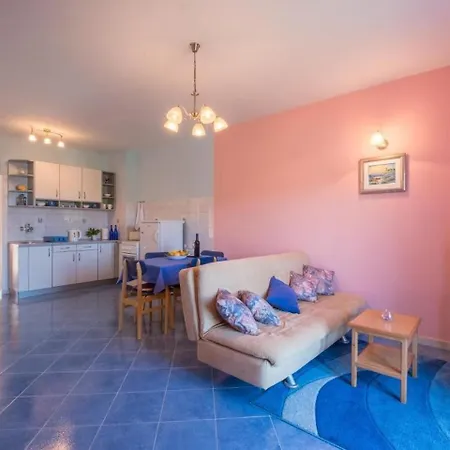 Apartment Saulan - One Bedroom With Balcony And Sea View